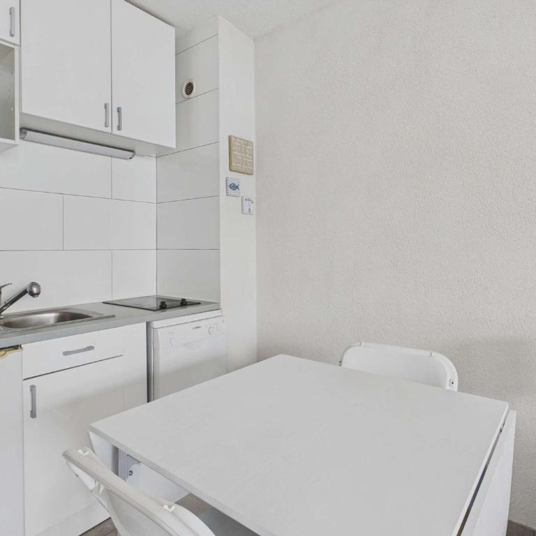 Appartement 2 pièces en front de mer, accès plage direct, proche commerces - One-Bedroom Apartment - 10