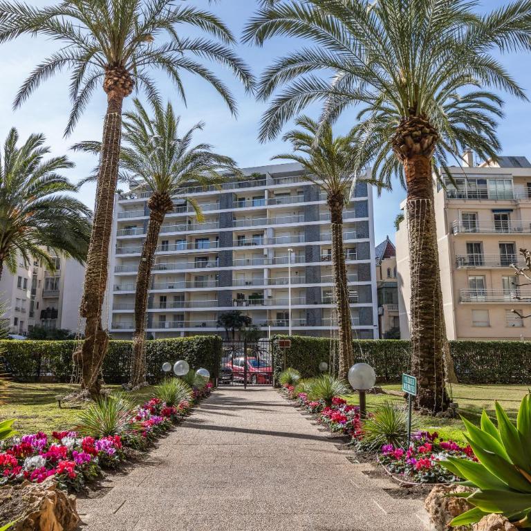 LB Vacation Rentals I A short Stroll to Palais, Beach, Terrace & Seaview - Two-Bedroom Apartment - 53