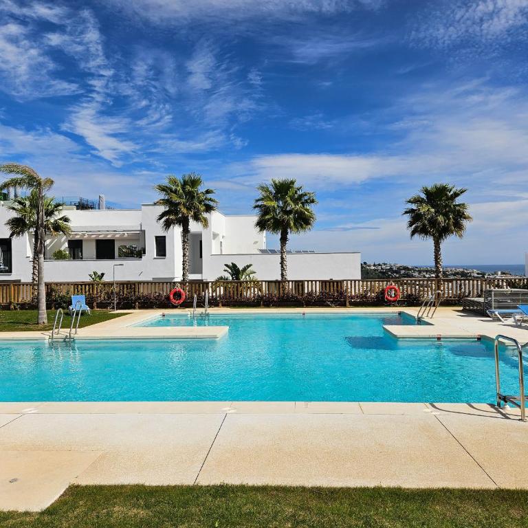 2nd floor Large Terrace & Pool views Casa Banderas - Apartamento Deluxe de 3 dormitorios - 1