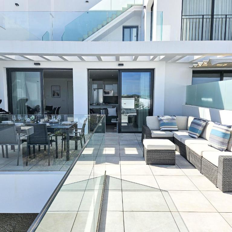 2nd floor Large Terrace & Pool views Casa Banderas - Apartamento Deluxe de 3 dormitorios - 4