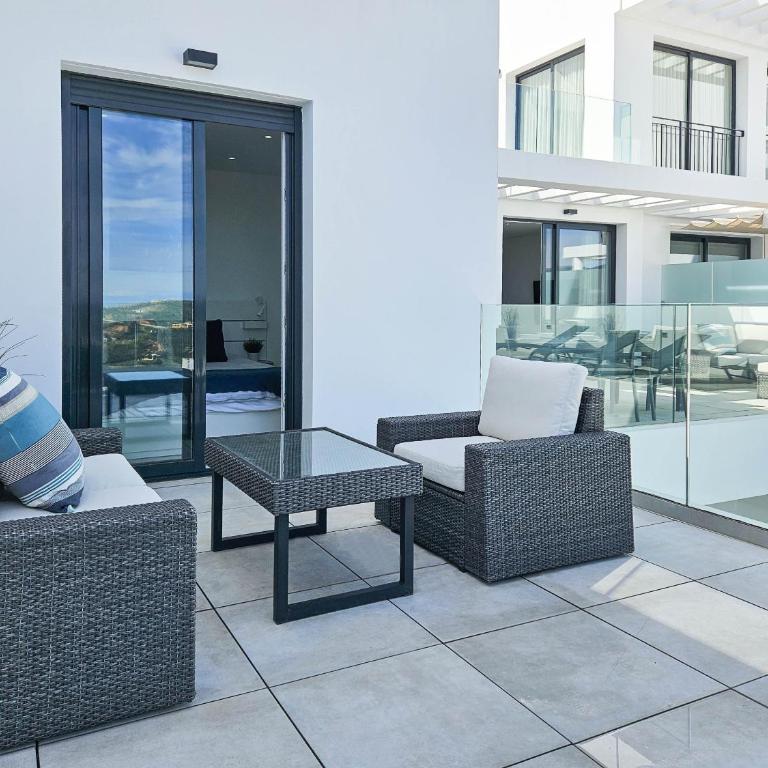 2nd floor Large Terrace & Pool views Casa Banderas - Apartamento Deluxe de 3 dormitorios - 28