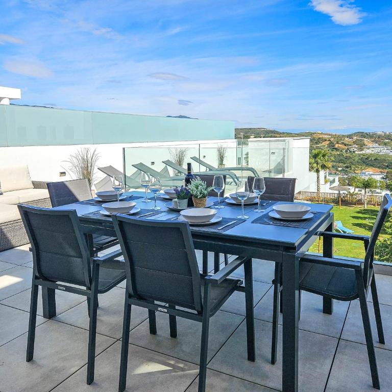 2nd floor Large Terrace & Pool views Casa Banderas - Apartamento Deluxe de 3 dormitorios - 35