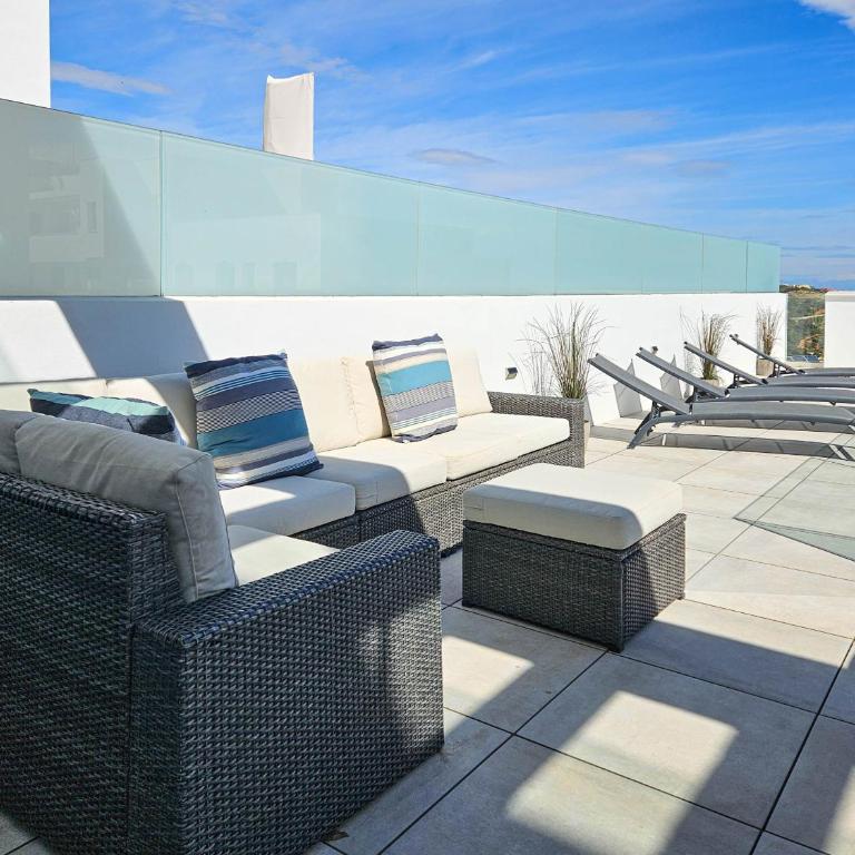 2nd floor Large Terrace & Pool views Casa Banderas - Apartamento Deluxe de 3 dormitorios - 34