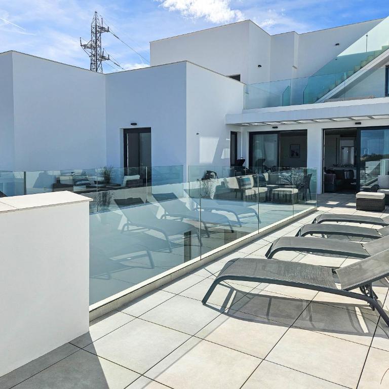 2nd floor Large Terrace & Pool views Casa Banderas - Apartamento Deluxe de 3 dormitorios - 36