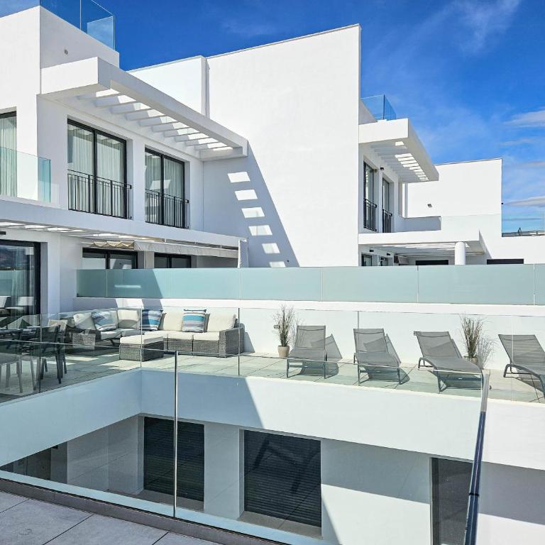2nd floor Large Terrace & Pool views Casa Banderas - Apartamento Deluxe de 3 dormitorios - 38