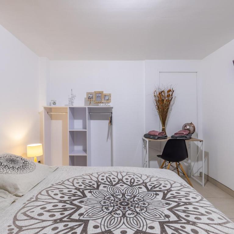 LB Vacation Rentals I Quiet Large 3-Bedroom Apartment with Terrace, Garden & Incredible Mountain View - Appartement - 25