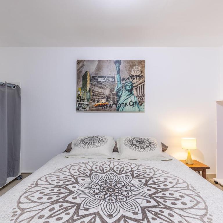 LB Vacation Rentals I Quiet Large 3-Bedroom Apartment with Terrace, Garden & Incredible Mountain View - Appartement - 26