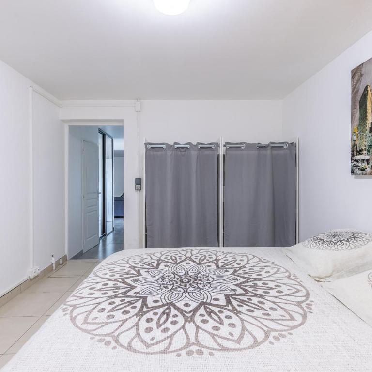 LB Vacation Rentals I Quiet Large 3-Bedroom Apartment with Terrace, Garden & Incredible Mountain View - Appartement - 28
