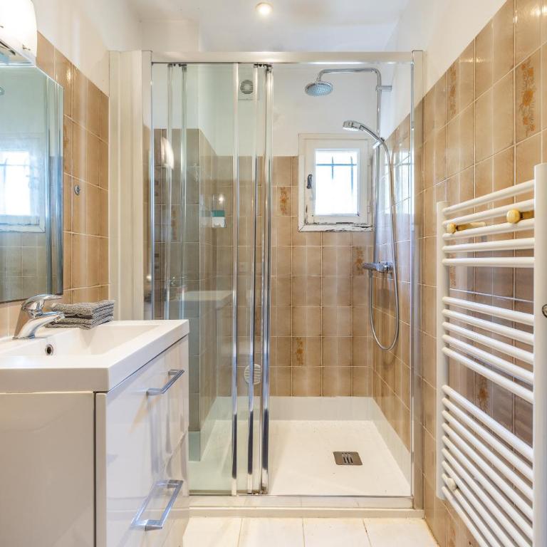 LB Vacation Rentals I Charming Little Bucolic House 5-Min From City - Maison 2 Chambres - 32