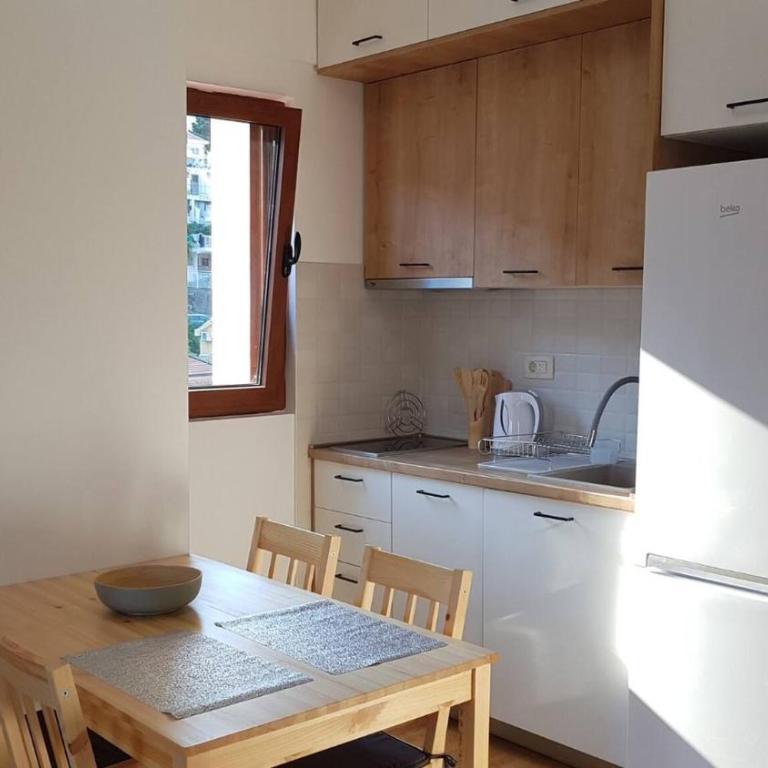 Cozy Budva Apartment in City Center with Mountain Views - Apartman - 5