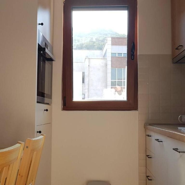 Cozy Budva Apartment in City Center with Mountain Views - Apartman - 6