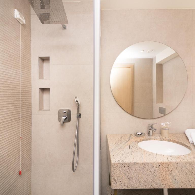 Hotel Pima Budva - Superior Dvokrevetna Soba sa Bračnim Krevetom ili Zasebnim Krevetima, i Terasom - 8