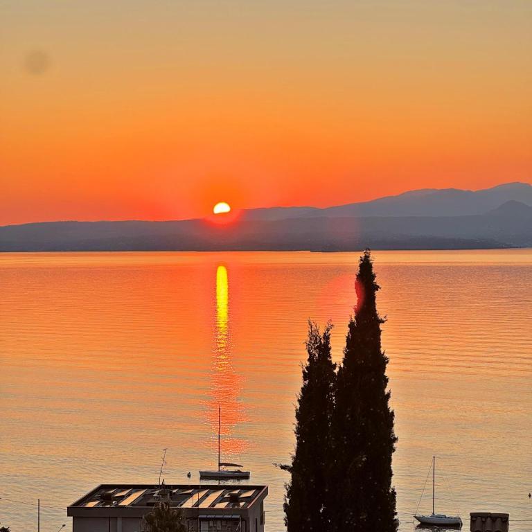 La Dolce Vista - Two-Bedroom Apartment with Lake View - 21