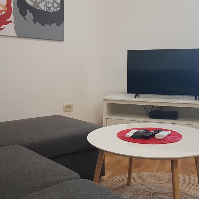 Charming Budva Apartment with City Mountain Views - Apartment - 4