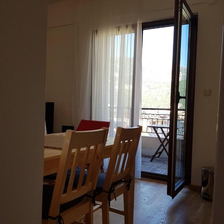 Charming Budva Apartment with City Mountain Views - Apartment - 8