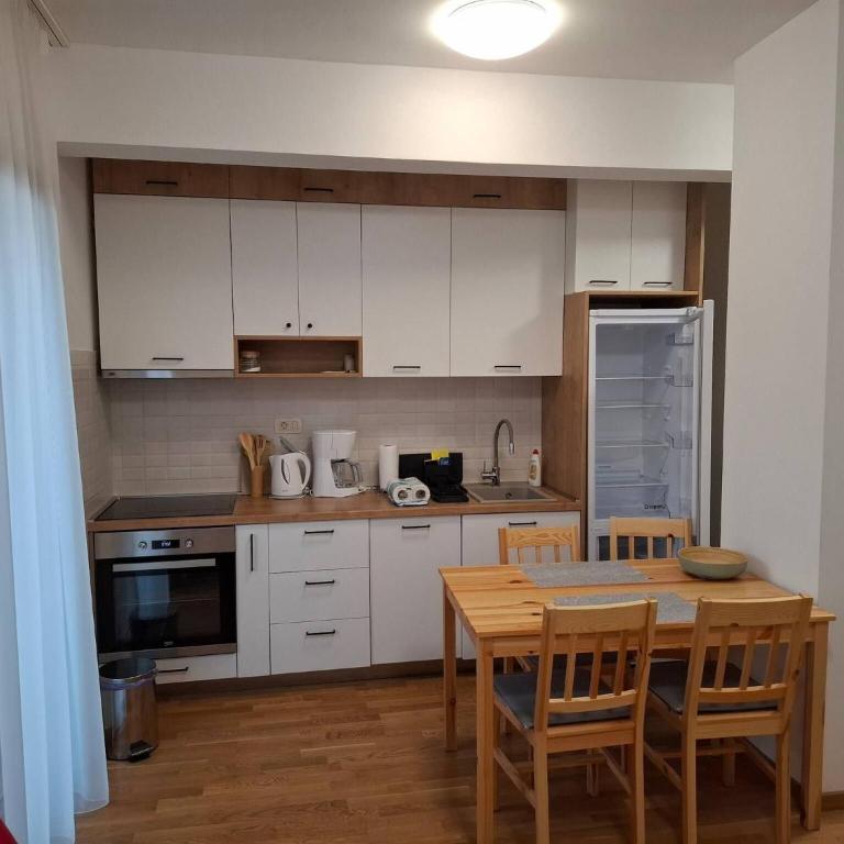 Charming Budva Apartment with City Mountain Views - Apartment - 9