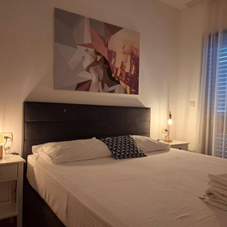 Charming Budva Apartment with City Mountain Views - Apartment - 10