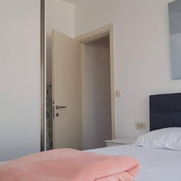 Charming Budva Apartment with City Mountain Views - Apartment - 13