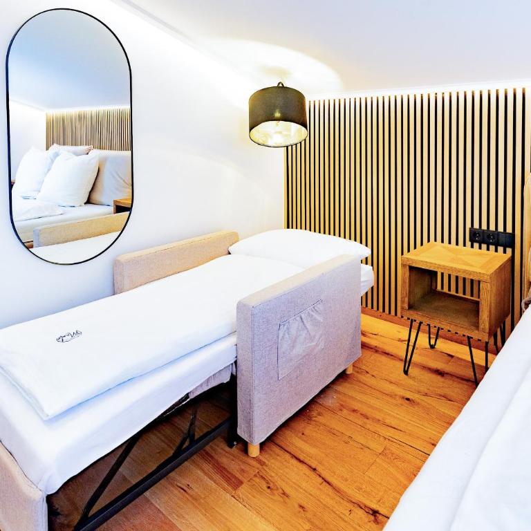 Mäxle Apartments - One-Bedroom Apartment with Balcony and Mountain View - 7
