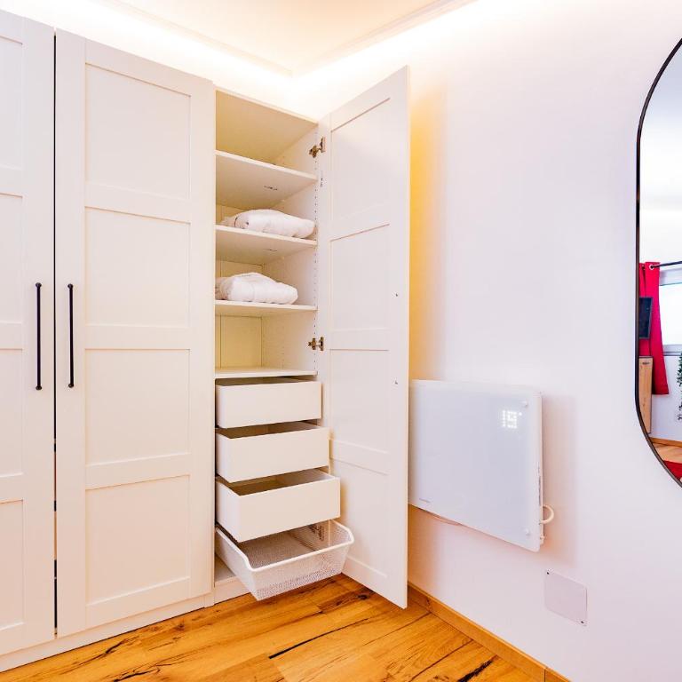 Mäxle Apartments - One-Bedroom Apartment with Balcony and Mountain View - 10