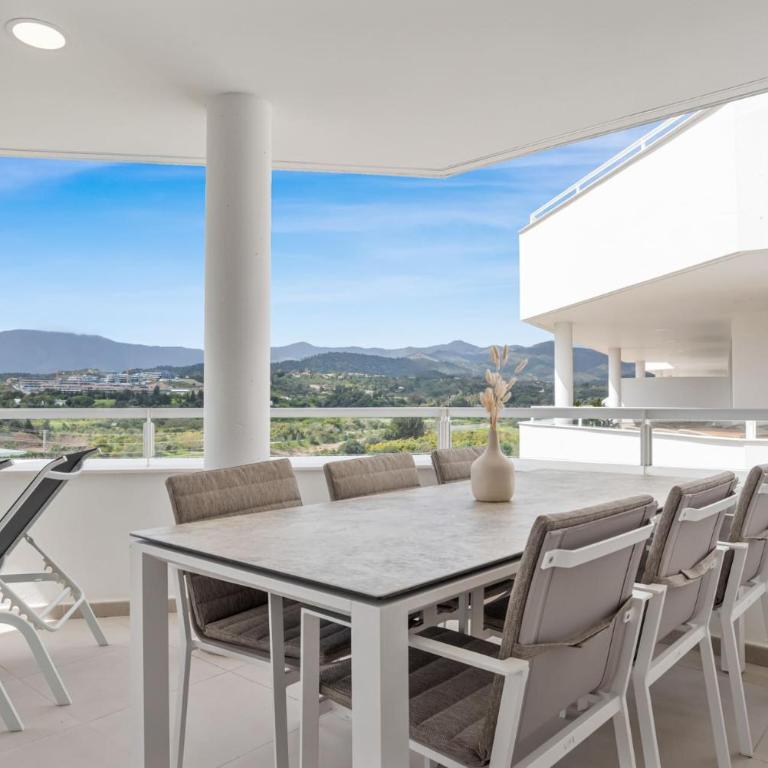 VIVI Homes - Buena Vida Family apartment with views, Pool & Gym - Apartment with View - 1