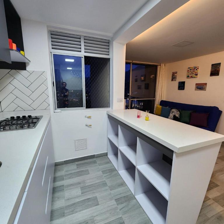 Departamento a pasos del Metro y centro comercial - Apartamento de 2 dormitorios con balcón - 11