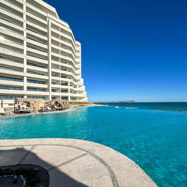 3BR Ground Floor Condo with Direct Pool Access #109 - Apartamento - 65