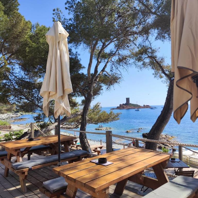 Village Vacances CAP ESTEREL , AGAY , T2 climatisé vue mer panoramique - accès de plain-pied au calme rare sur le site - Piscines et parking couvert inclus - Appartement - Vue sur Mer - 32