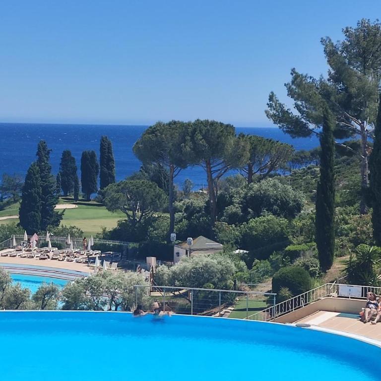 Village Vacances CAP ESTEREL , AGAY , T2 climatisé vue mer panoramique - accès de plain-pied au calme rare sur le site - Piscines et parking couvert inclus - Appartement - Vue sur Mer - 4