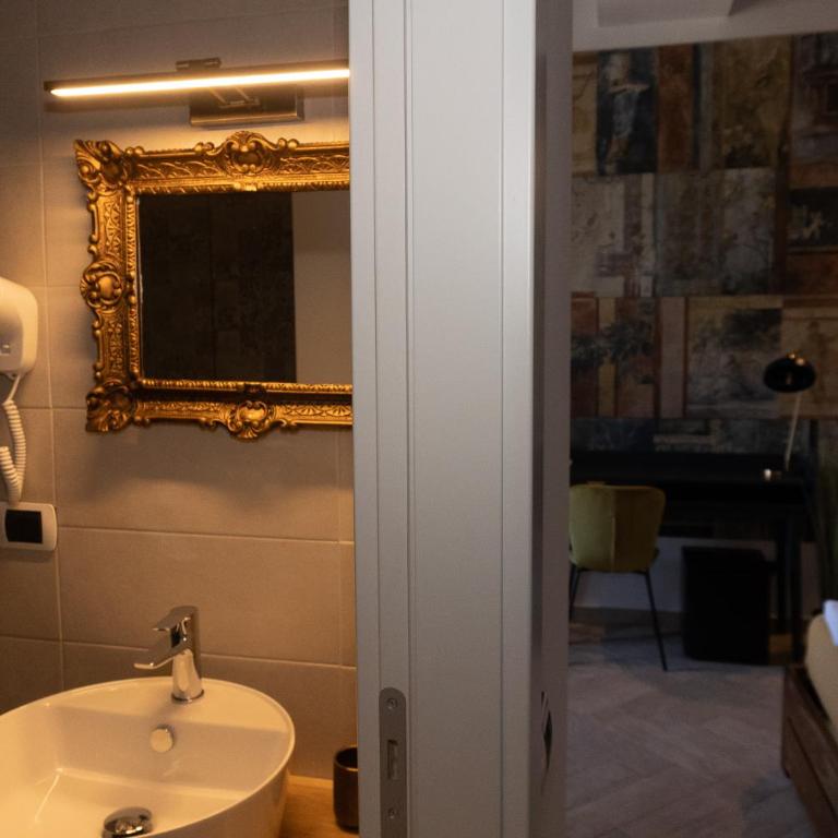 Le Boutique Luxury Rooms diffused in historical center - Camera Tripla Deluxe con Vista Mare - 3