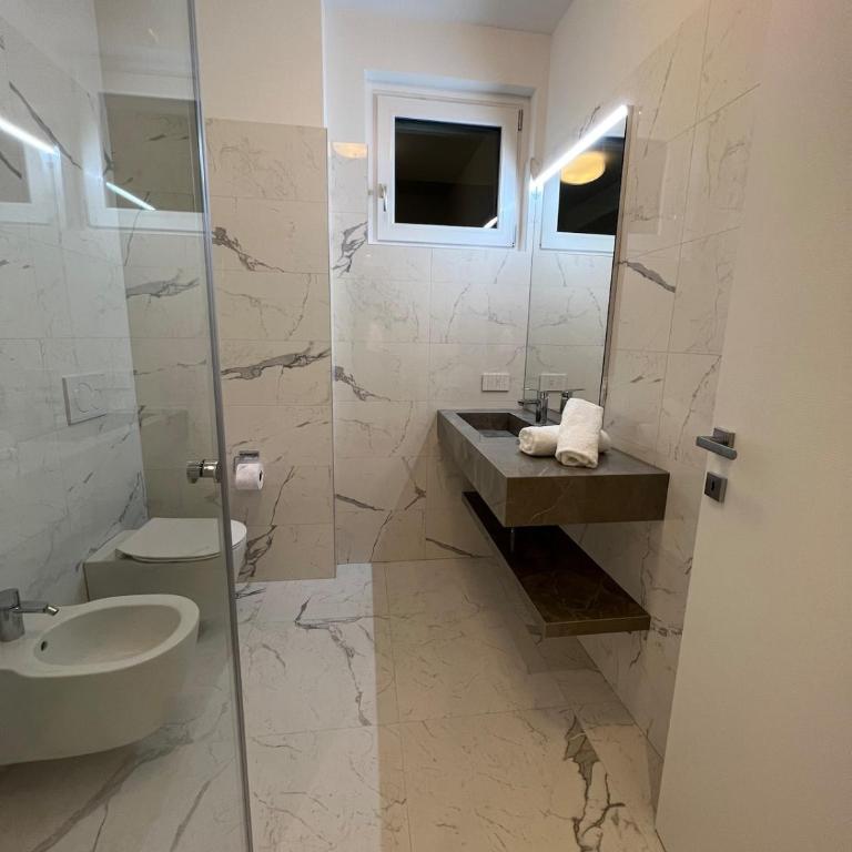 New and luxurious apartment central in Gravedona - Appartamento con 2 Camere da Letto e Vista Piscina - 9