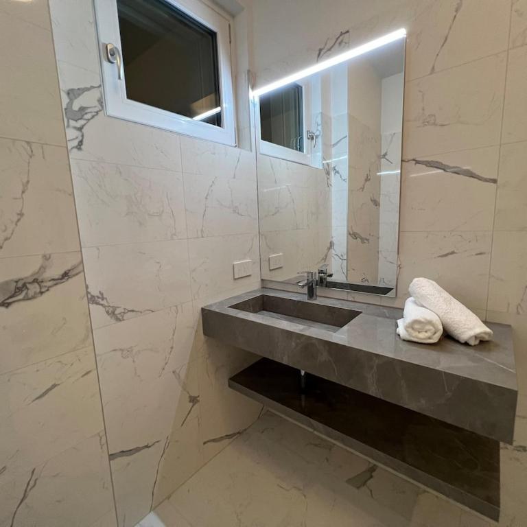 New and luxurious apartment central in Gravedona - Appartamento con 2 Camere da Letto e Vista Piscina - 40