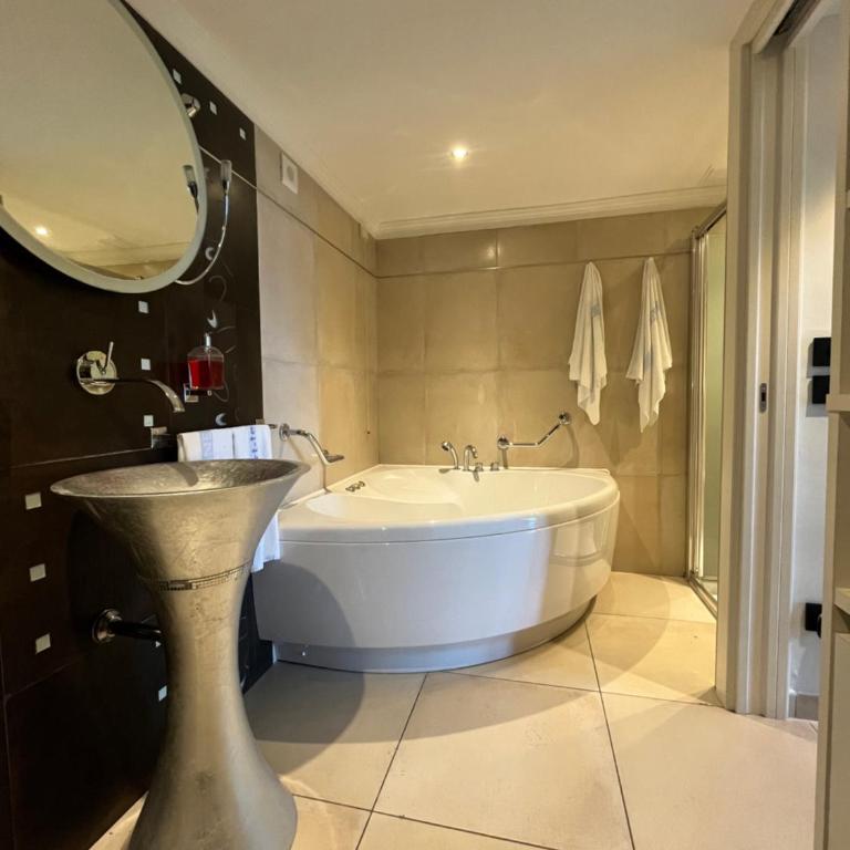 La Perla del Garda - Exclusive Lake & Pool Waterfront Residence - Two-Bedroom Apartment - 25