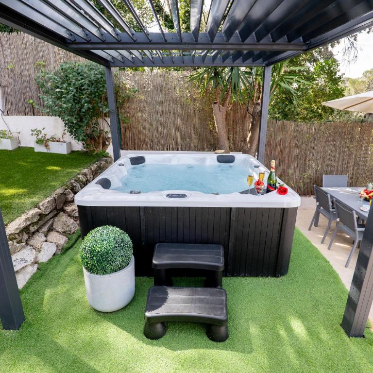 Piscine-Jacuzzi-Sauna -Videoprojecteur Perle Rare - Deluxe Villa - 43