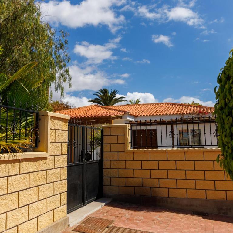 Fully refurbished Private 3BR Villa Heated Pool - Casa Vacacional de 3 dormitorios - 84