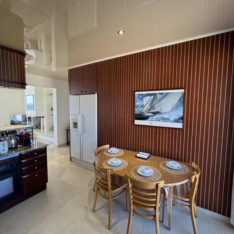 Grand appartement climatisé avec terrasses, vue mer, parking et WIFI - FR-1-335-173 - Apartment - 4