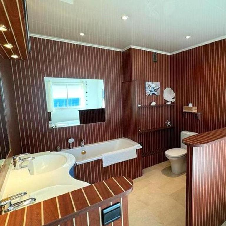 Grand appartement climatisé avec terrasses, vue mer, parking et WIFI - FR-1-335-173 - Apartment - 11