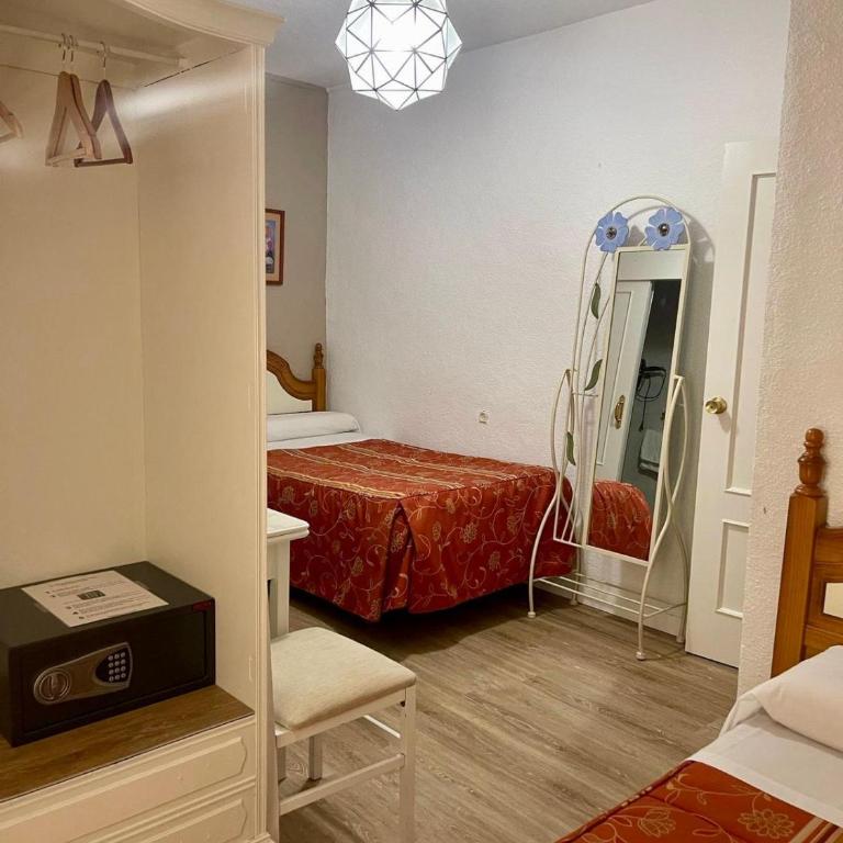 Pension Zurita - Double or Twin Room with Private Bathroom - 11