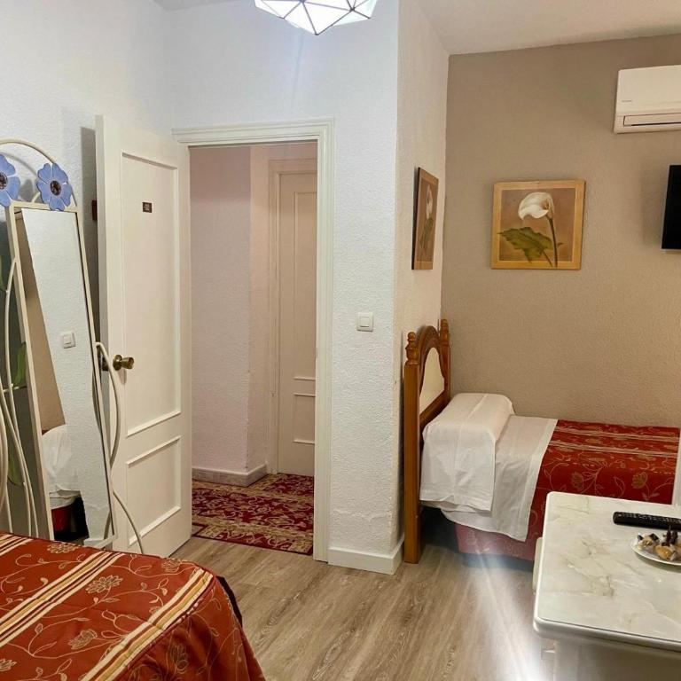 Pension Zurita - Double or Twin Room with Private Bathroom - 9