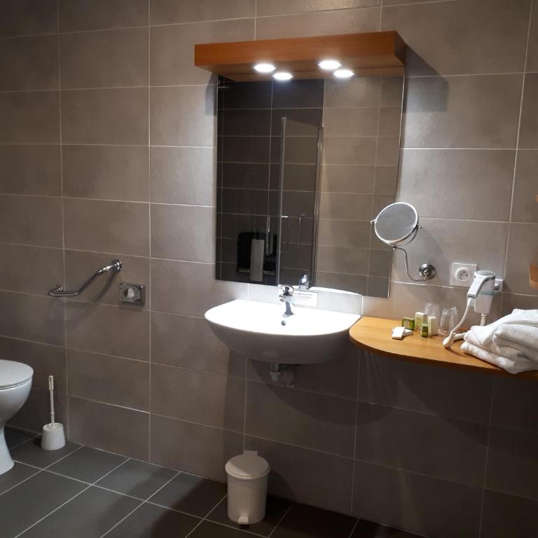 Logis Hôtel Le Céans - Chambre Triple - 1