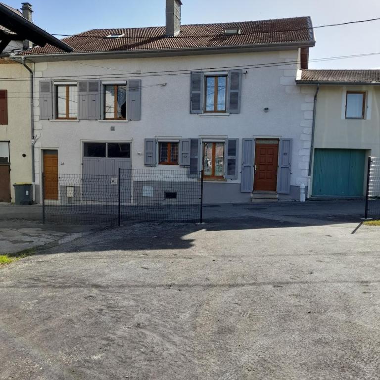 Voiron grande maison - Three-Bedroom House - 1