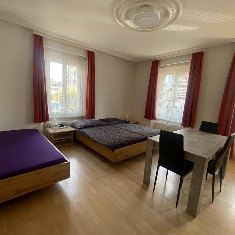 Walters Hostel Interlaken - Chambre Double ou Lits Jumeaux avec Salle de Bains Commune - 2