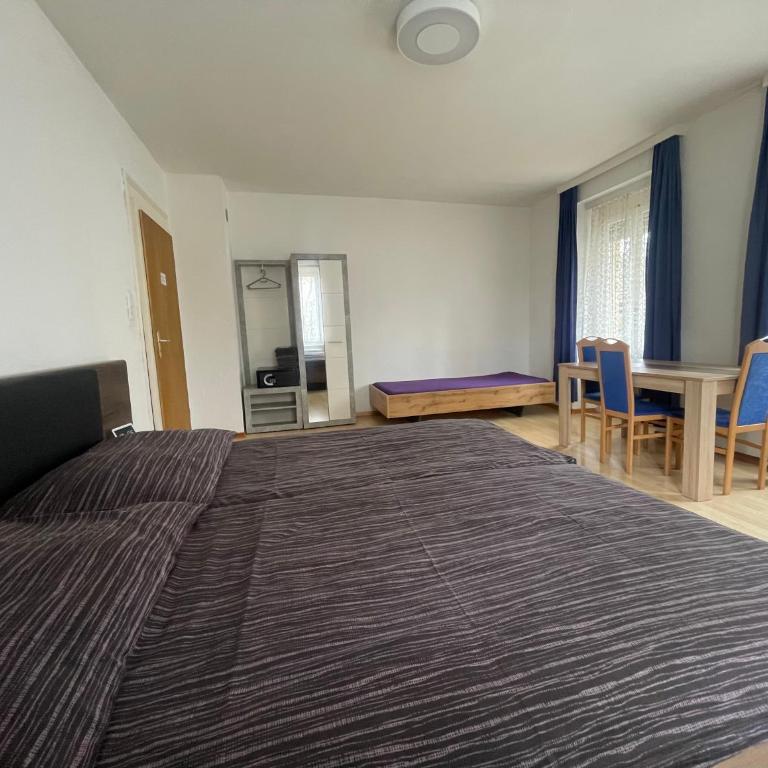 Walters Hostel Interlaken - Chambre Double ou Lits Jumeaux avec Salle de Bains Commune - 3