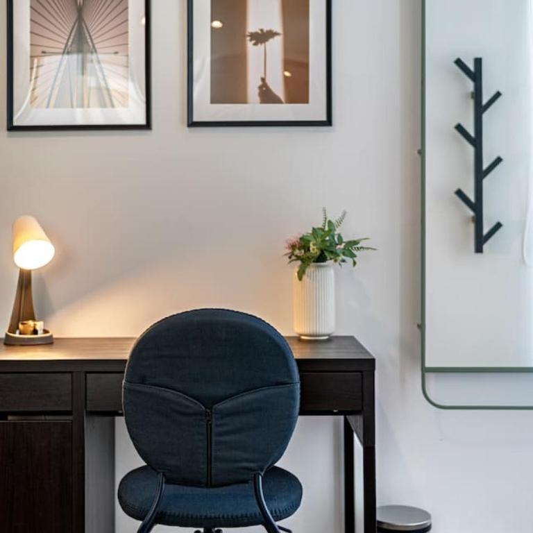 Bright Stylish Retreat with Private Balcony and WiFi - Apartamento - 6