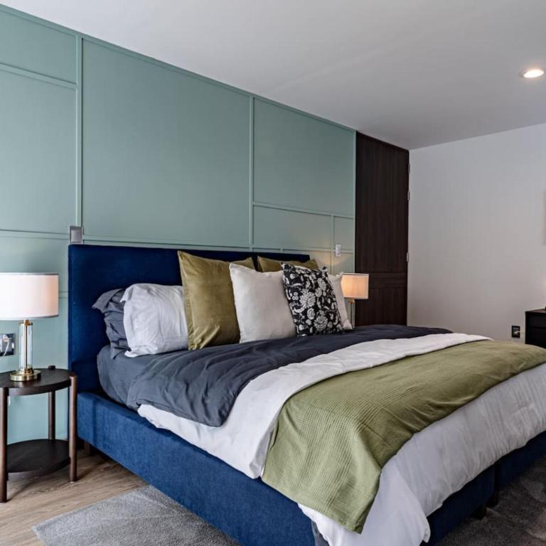 Bright Stylish Retreat with Private Balcony and WiFi - Apartamento - 15