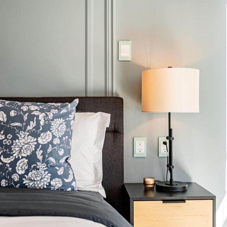 Bright Stylish Retreat with Private Balcony and WiFi - Apartamento - 17