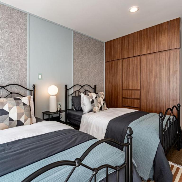 Bright Stylish Retreat with Private Balcony and WiFi - Apartamento - 23