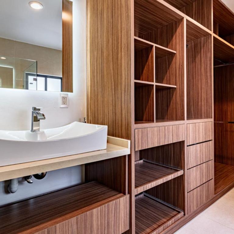 Bright Stylish Retreat with Private Balcony and WiFi - Apartamento - 24