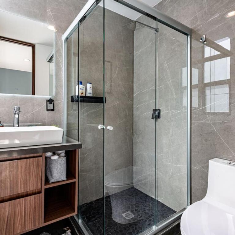 Bright Stylish Retreat with Private Balcony and WiFi - Apartamento - 26
