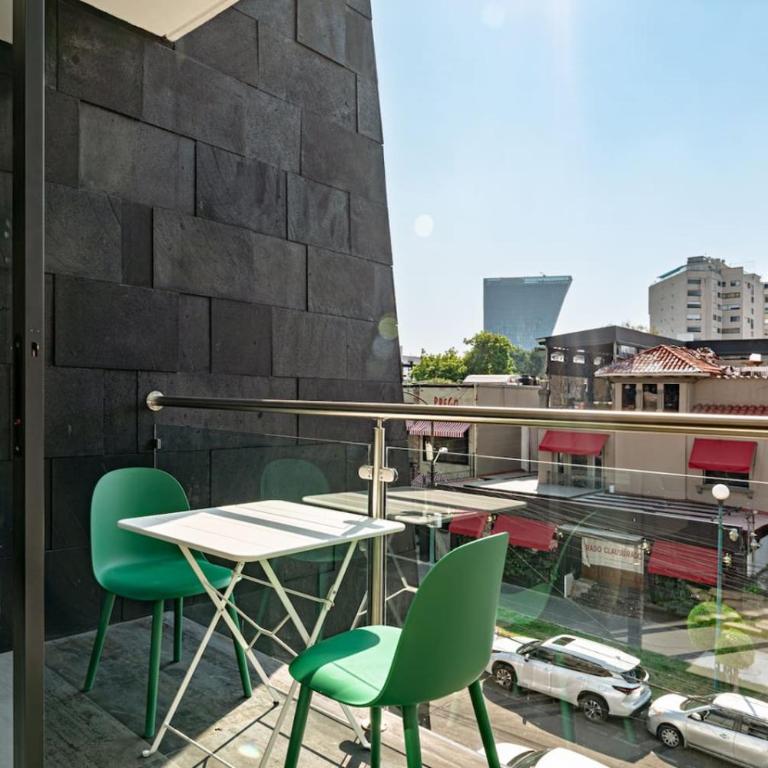 Bright Stylish Retreat with Private Balcony and WiFi - Apartamento - 29